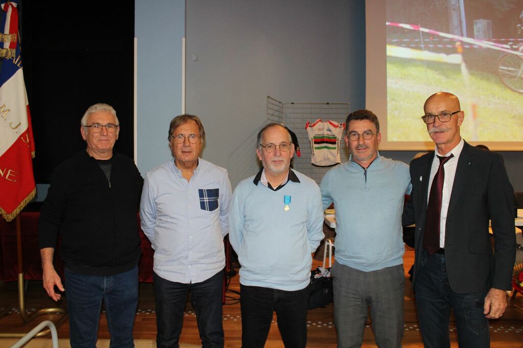 Assemblée générale cyclo club périgourdin Dordogne : remise médaille ministérielle