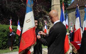 Dévoilement de plaque commémorative et mise à l'honneur de porte-drapeaux